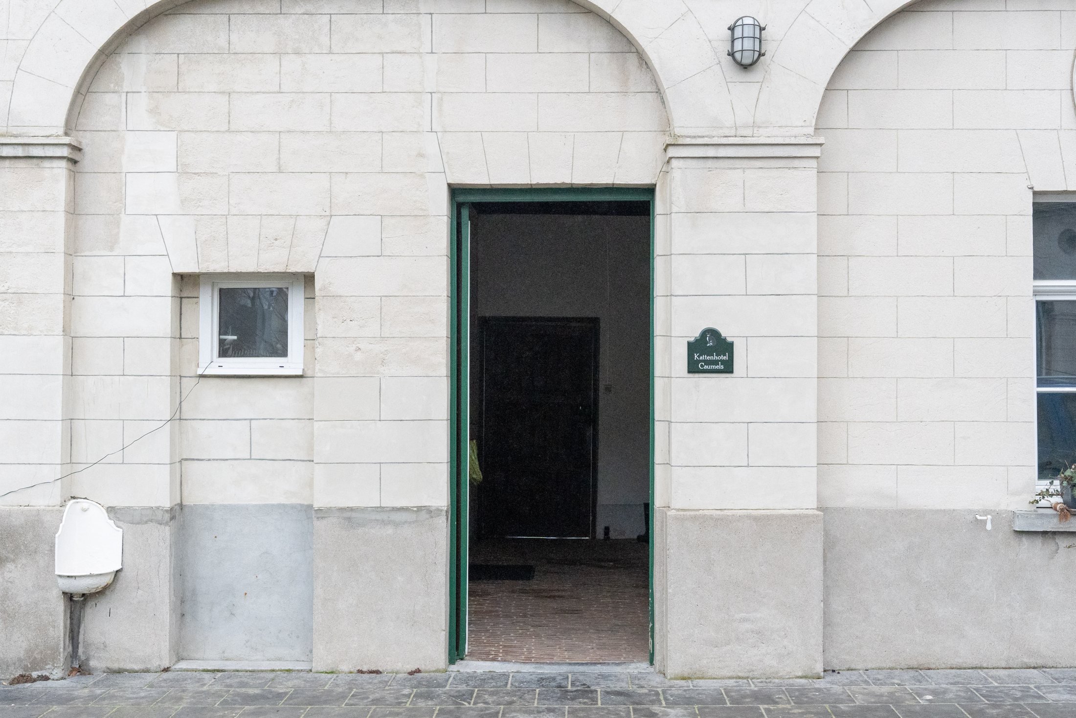 De gevel van Kattenhotel Caumels in de Molenstraat in Gavere